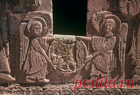 Աղթամարի Սուրբ Խաչ եկեղեցու բարձրաքանդակներից վերականգնումից հետո։
Միջնադարյան Հայաստանի քանդակագործությունը հիմնականում հայտնի է ճարտարապետական հուշարձանների
պատկերաքանդակներով,կոթողներով,հուշասյուներով,«թևավոր» խաչերով, խաչքարերով և վաղ միջնադարում
 հարթապատկերային,գծա-գրաֆիկական է։V դ սկզբին տեղական քանդակագործության ավանդույթները
ներհյուսվել են Հայաստանի վաղ քրիստոնեական քանդակարվեստին:Կոթողներին ու
հուշարձաններին քանդակվել են Հին և Նոր կտակարաններից սյուժեներ,սրբերի,Հիսուսի, Աստվածամոր