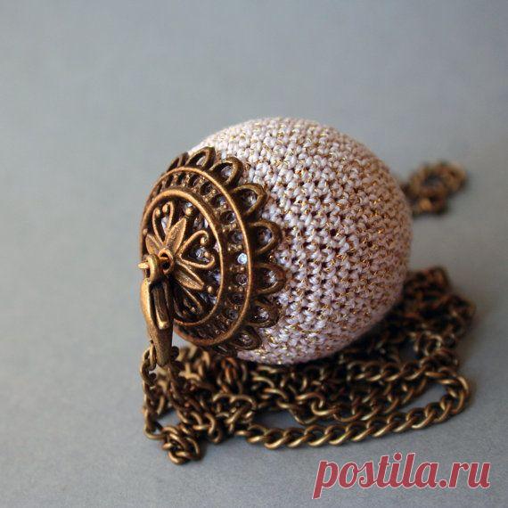 RESERVADO para Agnieszka VENTA 20% minimalista estilo boho OFF colgante crochet blanco y oro