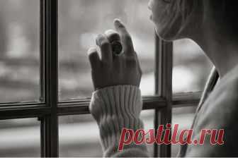 Не отрекаются любя.
Ведь жизнь кончается не завтра.
Я перестану ждать тебя,
а ты придешь совсем внезапно.
А ты придешь, когда темно,
когда в стекло ударит вьюга,
когда припомнишь, как давно
не согревали мы друг друга.
И так захочешь теплоты,
не полюбившейся когда-то,
что переждать не сможешь ты
трех человек у автомата.
И будет, как назло, ползти
трамвай, метро, не знаю что там.
И вьюга заметет пути
на дальних подступах к воротам...
А в доме будет грусть и тишь,
хрип счетчи...