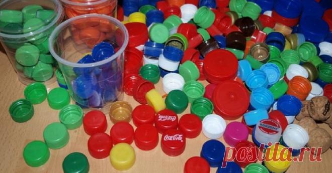 Что делают из крышек от пластиковых бутылок Эта статья не о поделках своими руками. Ты безмерно удивишься, узнав, что можно сделать из пластиковых крышек в планетарных масштабах.
Пластик — материал, который можно перерабатывать. К нашей огромно…