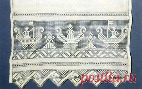 Ивановская строчевая вышивка: в чём её своеобразие? Воздушные, лёгкие орнаменты как будто сотканы из множества снежинок. Невольно вспоминаются морозные узоры на зимнем окне. Тонкие нити складываются в целые картины. Изысканные гирлянды и роскошные букеты из белоснежных цветов заполняют собой полотно. Такая ажурная вышивка получила название строчевой. Утончённые, грациозные композиции создаются умелыми руками мастериц из Ивановской области.