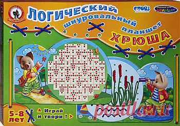 Это замечательная многофункциональная развивающая игрушка предназначена для развития ума и мелкой моторики. Она подходит и для индивидуальных творческих занятий и для веселого совместного досуга с детьми 5-8 лет. Красочный двухсторонний шнуровальный планшет изготовлен из очень толстого картона и украшен изображением доброго поросенка Хрюши – самого веселого героя детской телепередачи «Спокойной ночи, малыши!»