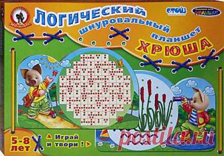 Это замечательная многофункциональная развивающая игрушка предназначена для развития ума и мелкой моторики. Она подходит и для индивидуальных творческих занятий и для веселого совместного досуга с детьми 5-8 лет. Красочный двухсторонний шнуровальный планшет изготовлен из очень толстого картона и украшен изображением доброго поросенка Хрюши – самого веселого героя детской телепередачи «Спокойной ночи, малыши!»