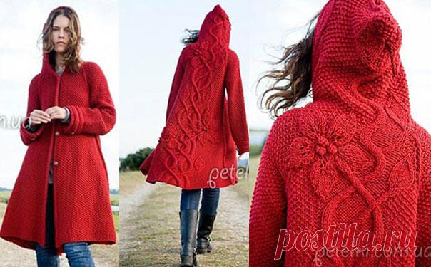 Пальто с капюшоном и цветами Вязаное спицами пальто с капюшоном и объемными цветами на спине. Описание, схемы, выкройка