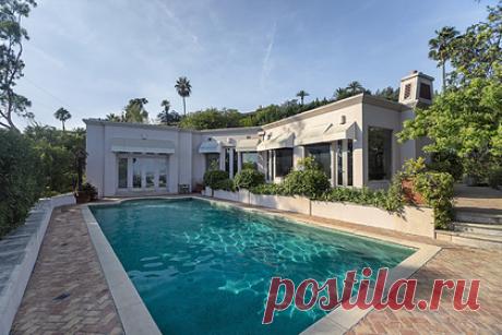 В США предложили пожить в доме легенды британского кино. На рынке недвижимости США появилось предложение пожить в доме звезды фильма «Кабаре» года Майкла Йорка. Легенда британского кино продает свою недвижимость в западном Голливуде. Резиденцию с тремя спальнями и тремя ванными можно купить за 6,9 миллиона долларов. Дом был построен в 1940-х годах.