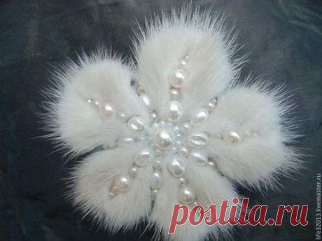 Купить или заказать брошь из меха норки в интернет-магазине на Ярмарке Мастеров. Брошь из меха норки белого цвета.Брошь расшита бусинами под жемчуг разного диаметра. Украсит пальто,жакет,,пояс или сумочку.