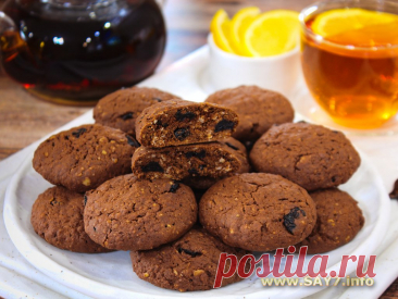 Шоколадное печенье с овсяными хлопьями и вяленой вишней. Потрясающее печенье! Хрустящая корочка, нежная серединка, вяленая вишня придает очень интересный вкус, как и богатый аромат и вкус специй. Из указанного количества ингредиентов получается 25-27 штук.