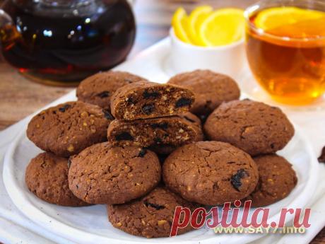 Шоколадное печенье с овсяными хлопьями и вяленой вишней. Потрясающее печенье! Хрустящая корочка, нежная серединка, вяленая вишня придает очень интересный вкус, как и богатый аромат и вкус специй. Из указанного количества ингредиентов получается 25-27 штук.