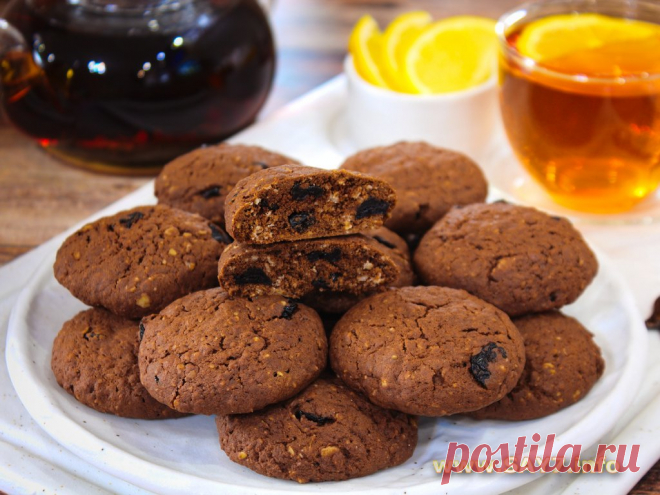 Шоколадное печенье с овсяными хлопьями и вяленой вишней. Потрясающее печенье! Хрустящая корочка, нежная серединка, вяленая вишня придает очень интересный вкус, как и богатый аромат и вкус специй. Из указанного количества ингредиентов получается 25-27 штук.