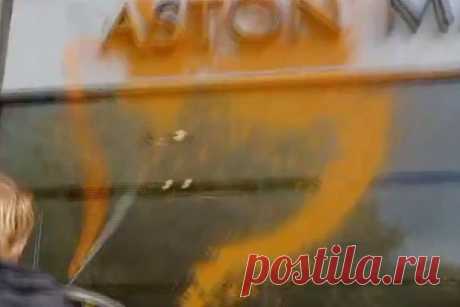 Автосалон Aston Martin облили краской в знак протеста. Активисты британской организации Just Stop Oil («Просто прекратите добывать нефть») в знак протеста облили оранжевой краской фасад автосалона престижного бренда автомобилей Aston Martin. Об этом сообщает издание Sky News. Протестующие распылили оранжевую краску на стеклянном фасаде автосалона на улице Парк-лейн.