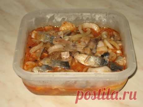 Сельдь по-корейски ! 
Ингредиенты: 
Килограмм свежей или замороженной сельди 
Пять луковиц (можно взять больше) 
80 мл. уксуса (я делала 9%...но в следующий раз сделаю 6 %) 
Полстакана растительного масла 
Чайная ложка душистого перца-горошка 
Две чайных ложки красного молотого перца 
Столовая ложка томатной пасты 
Столовая ложка соли (без горки) 
Приготовление: 
Растительное масло и томатную пасту смешать, поставите на огонь и довести до кипения. Влить уксус, накрыть крышкой и снять с огня. П