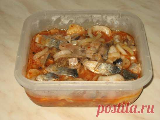 Сельдь по-корейски ! 
Ингредиенты: 
Килограмм свежей или замороженной сельди 
Пять луковиц (можно взять больше) 
80 мл. уксуса (я делала 9%...но в следующий раз сделаю 6 %) 
Полстакана растительного масла 
Чайная ложка душистого перца-горошка 
Две чайных ложки красного молотого перца 
Столовая ложка томатной пасты 
Столовая ложка соли (без горки) 
Приготовление: 
Растительное масло и томатную пасту смешать, поставите на огонь и довести до кипения. Влить уксус, накрыть крышкой и снять с огня. П