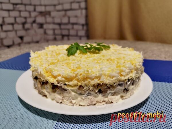 Салат «Курочка ряба» с грибами

✅ Ингредиенты:
▫ отварное куриное филе – 200 г;
▫ сыр – 100 г;
▫ шампиньоны – 300 г;
▫ отварные куриные яйца – 3 шт;
▫ майонез – 100 г.
▫ соль – 1/3 ч.л;
▫ репчатый лук – 1 шт (средний);
▫ растительное масло для обжарки.