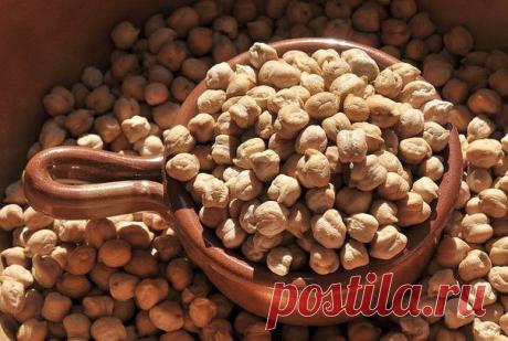 Укрепляйте иммунитет и костную ткань !

Нут – это мелкие бобы коричнево-зеленого цвета, по форме напоминающие совиную или баранью голову (отсюда и название).

Нут имеет приятный ореховый привкус. Вареный измельченный нут, доведенный до консистенции пюре, является питательной закуской – «хумус». Это паста из нута.

Ее можно мазать на хлеб, гренки, подавать к свежим овощам или основным блюдам в качестве соуса. В хумусе много витаминов и растительного белка, кальция, фосфора,...