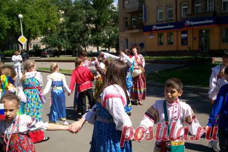 Хороводы бывают разные: по кругу, змейкой, улица на улицу, стрела и др. У каждого хоровода свой рисунок - красиво.