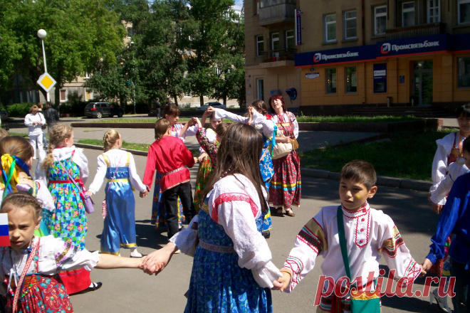 Хороводы бывают разные: по кругу, змейкой, улица на улицу, стрела и др. У каждого хоровода свой рисунок - красиво.