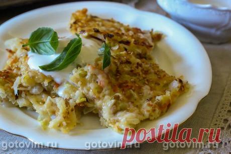 Запеканка из капусты с картофелем и морковью. Рецепт с фото Из самых обычных продуктов можно приготовить совсем не обычное блюдо. Так и с этой овощной запеканкой из капусты с морковью и картофелем, которая больше похожа на пирог. Капусту лучше взять молодую, но и с обычной получится замечательно. Подавать запеканку можно и горячей, и холодной. Будет вкуснее, если уже в тарелку добавить сметану, кетчуп или чесночный соус.