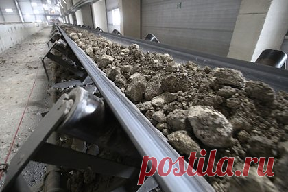 В России предупредили о резком подорожании производства цемента. Российское объединение «Союзцемент» (объединяет крупные цементные холдинги) предупредило власти, что в 2024 году себестоимость производства цемента на ряде заводов вырастет на 17–30 процентов в годовом выражении. К этому привело серьезное ослабление рубля, из-за чего резко поднялись цены на импортируемое оборудование.