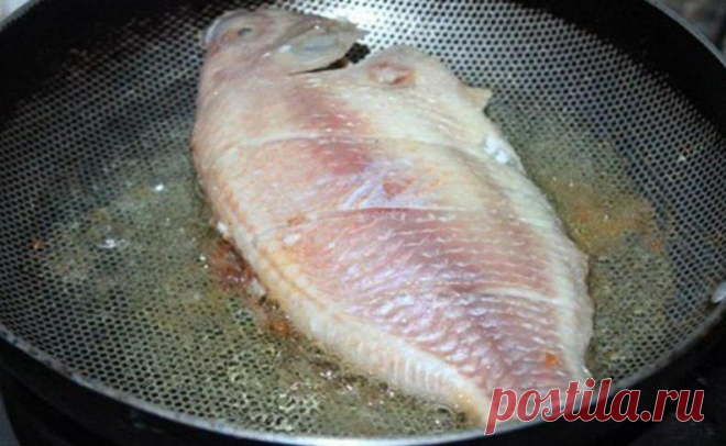 Хрустящая корочка, минимум масла: способ жарки рыбы, о котором многие не знают