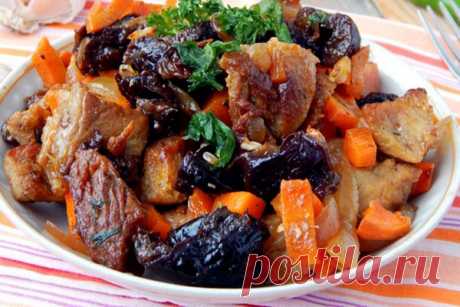 Невероятно вкусная говядина с черносливом
Говядина просто идеально сочетается с черносливом. Она получается нежная и сочная. к этому блюду можно подать любой гарнир и даже просто тушеные овощи. Говядина с черносливом отлично подойдет к ужину и остается вкусной даже в холодном виде.