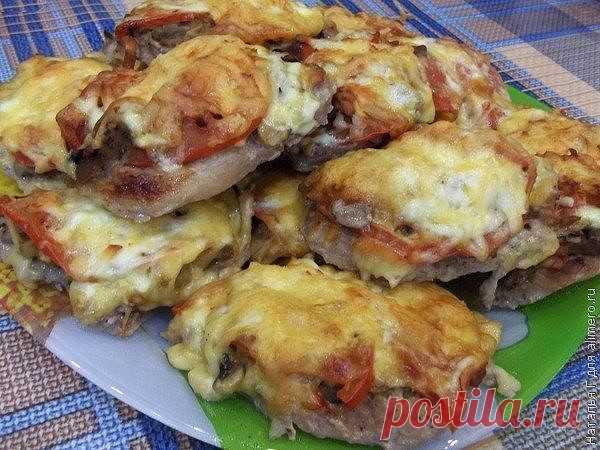 Французские отбивные из свинины в духовке 

Ингредиенты:

● 1 кг свинины (я использовала ошеек)
● 1 кг любых грибов (я использовала шампиньоны)
● 3 шт. репчатого лука
● 100 грамм твердого сыра
● 100 грамм адыгейского сыра
● 2 шт. красного помидора
● горчица
● соль по вкусу
● черный молотый перец по вкусу

Приготовление:

Грибы помойте.Порежьте.Положите жариться на сковороду.Лук почистите.Порежьте полукольцами.Добавьте жариться к грибам.Готовые грибы с луком выложите в таре...