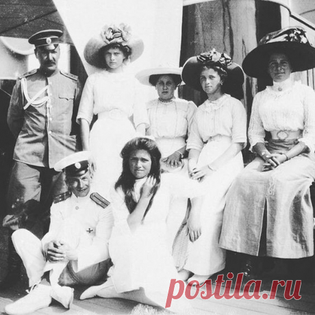 The Grand Duchesses Tatiana,Maria and Olga Nikolaevna Romanova of Russia with Anya Alexandrovna Vyrubova,lady in waiting and officers on the Imperial Royal yacht. &quot;AL&quot;  |  Pinterest • Всемирный каталог идей