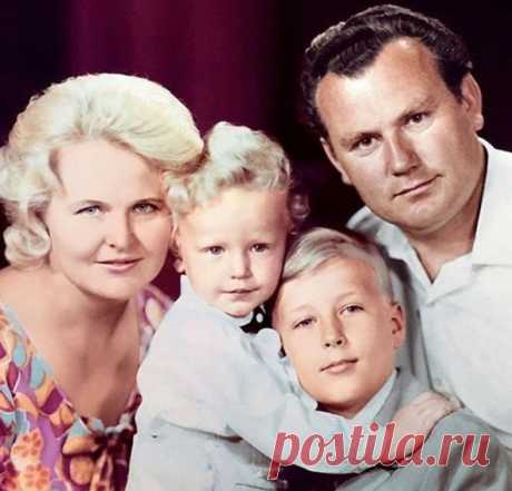 "Американская мечта Олега Штефанко..." Актер откровенно о жизни в Америке и почему вернулся назад По признанию Олега Штефанко, тягой к профессии его заразила одноклассница, подсказав направление в котором он хочет двигаться.
Детство и юность молодого человека проходило в украинском Донецке. Окончи…