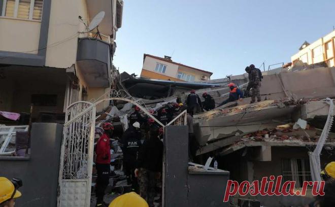 Погибшую при землетрясении семью россиян похоронили в Турции. По словам брата погибшего Аталая Эрйетли, тела его супруги и одного из детей нашли под завалами на четвертый день вечером, а самого Аталая и второго ребенка — на следующий день утром. Семья приехала в Хатай в гости к родителям