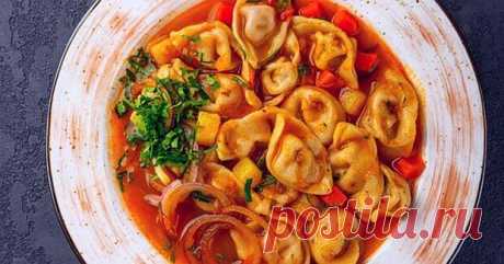 Чучвара - вкуснейшее узбекское блюдо! - БУДЕТ ВКУСНО! - медиаплатформа МирТесен Можно долго ломать голову, но так и не догадаться, что скрывается за столь загадочным названием. А чучвара – это ароматные и сочные узбекские пельмени. Отличаются от столь привычных нам изделий они своей формой и миниатюрным размером. Подача тоже иная – их подают плавающими в ароматном бульоне!