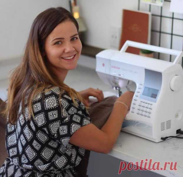 Талантливая мама перешивает старые рубашки мужа в удивительные наряды для своих дочек… Американка Стефани Миллер преподаватель искусства и по совместительству мама четырех детей — двух мальчиков и двух замечательных девочек. Недавно Стефани нашла для себя занимательное хобби – она увлеклась швейным делом и теперь шьет своим дочкам оригинальные платья из… старых папиных рубашек!
Просм
