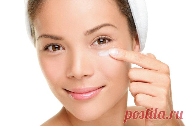 Моя кожа вокруг глаз была усыпана морщинами, пока я не узнала об этих средствах.. Есть в каждом холодильнике!