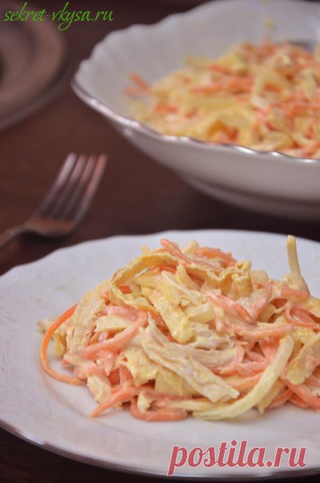 Салат с омлетной лентой, морковью по-корейски и курицей |
