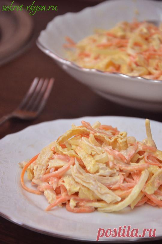 Салат с омлетной лентой, морковью по-корейски и курицей |