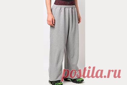 В новых брюках Balenciaga увидели оскорбление целой расы. Французский бренд Balenciaga обвинили в культурной апроприации из-за необычного дизайна новой вещи. Речь идет о брюках Trompe-L'Oeil со вставкой на поясе, напоминающей нижнее белье. Такая деталь на одежде создает иллюзию спущенных штанов, которые в 1990-е годы в США носили чернокожие представители хип-хоп-сообщества.