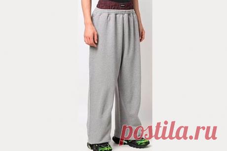 В новых брюках Balenciaga увидели оскорбление целой расы. Французский бренд Balenciaga обвинили в культурной апроприации из-за необычного дизайна новой вещи. Речь идет о брюках Trompe-L'Oeil со вставкой на поясе, напоминающей нижнее белье. Такая деталь на одежде создает иллюзию спущенных штанов, которые в 1990-е годы в США носили чернокожие представители хип-хоп-сообщества.