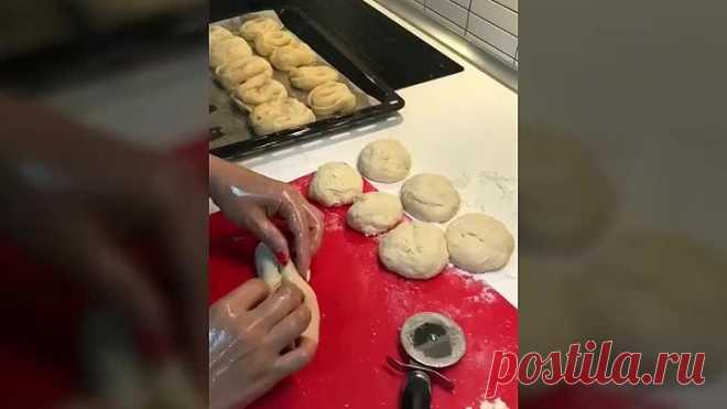 Булочки на кефире#выпечка#готовимдома#готовимсами#сладкоежки#мучное#крендель Рецепт: Пол литра кефира 1/2 стакана сахара 1ч.л.соли 1,5 ч.л соды 7 ст.л.раст.масла 4,5 стакана муки В кефире разводим сахар и соль. Потом добавляем соду (важно проследить, чтобы она не взялась комочками). Хорошо размешива