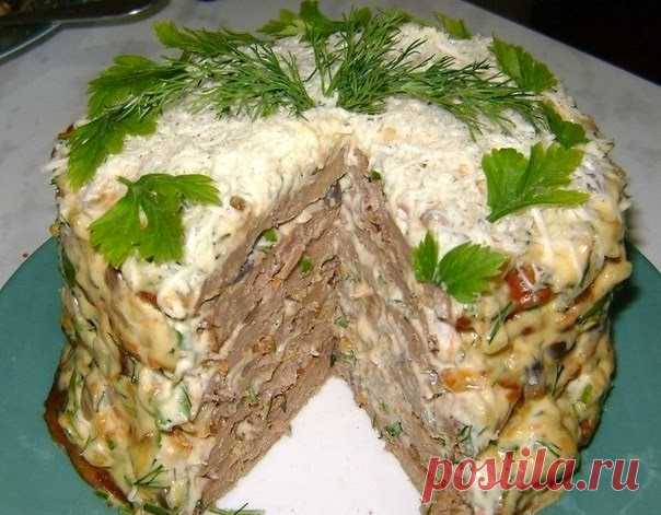 ПЕЧЁНОЧНЫЙ ТОРТ - С ГРИБАМИ И СЫРОМ !!!  **Блинчики: свин/печень 500г, лук 1шт, мука 2сл, сметана 2сл, специи. *Начинка: грибы -тёрка, морковь -м/тёрка, лук - обжарь; введи -сметана 1сл, майонез 2сл, чеснок, зелень. *Декор: бортики - остатки начинки, верх - плавл/сырок, зелень.