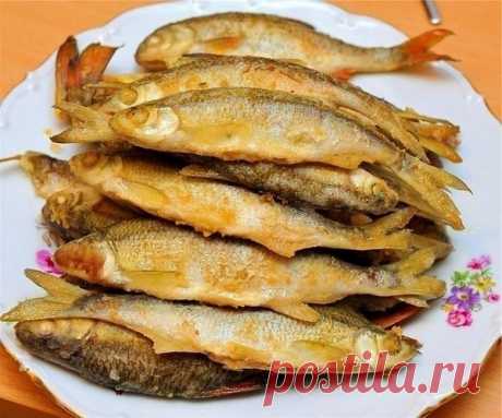 Как жарить мойву в духовке
Вы до сих пор жарите мойву на сковородке? Этот способ приготовления рыбки давно устарел. Сейчас многие мойву жарят в духовке. Это быстро и удобно, к тому же никаких брызг.
Ингредиенты:
0,5 кг мойвы 
соль 
черный молотый перец
мука
Растительное масло не понадобится, ведь жарить рыбку мы будем не в сковородке, а на противне.
Приготовление:
Рыбу моем и даем ей полностью оттаять. 
Просушиваем ее. Смешиваем муку с перцем молотым и солью. Противень для...
