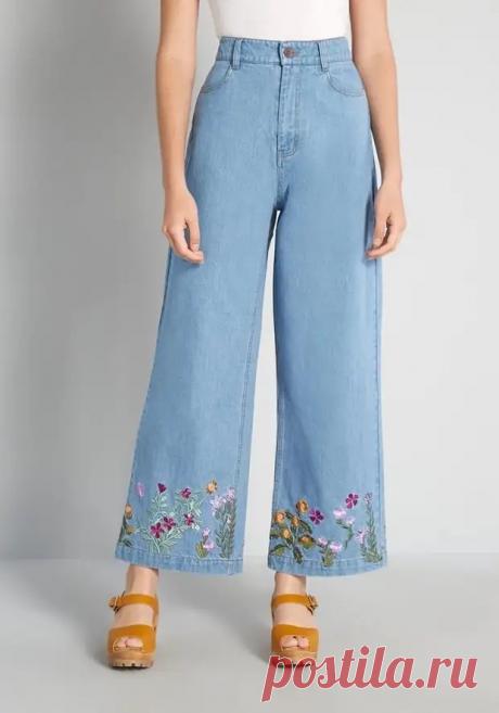 Вышивки на брюках.