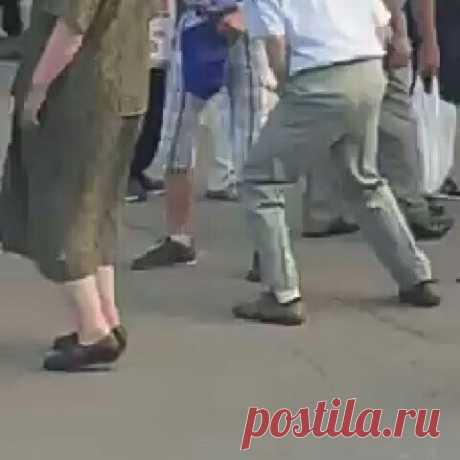 Приготовились умирать?  Болеете?  А у нас дискотека... Присоединяйтесь к здоровым, счастливым, богатым или скулите, умирайте.