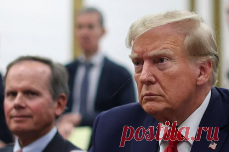 Трамп обжалует отказ судьи снять с него ряд обвинений. Бывший президент США Дональд Трамп обжалует отказ судьи снять с него ряд обвинений на основании апелляции к юридическому иммунитету главы государства. «Подзащитный, президент Дональд Дж. Трамп, настоящим ставит в известность, что он подает апелляцию в Апелляционный суд США по округу Колумбия», — говорится в извещении.