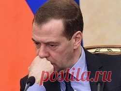 СМИ: Кремль рассмотрел формирование списка «Единой России» без Медведева Власти планируют сделать лидером не одного человека, а сразу нескольких Федеральная часть списка партии «Единая Россия» может состоять сразу из нескольких человек. Подобная инициатива обсуждается впервые с 2007 года. При этом далеко не во всех вариантах присутствует фамилия председателя партии Дмитр