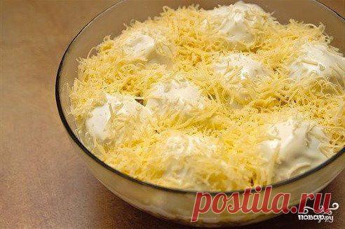 "Мужские грезы" 
http://povar.ru/recipes/salat_mujskie_grezy-7454.html

Салат "Мужские грезы" - кулинарный рецепт на Повар.ру
«Мужские грезы» - мясной салат для настоящих мужчин. Он очень сытный и простой в приготовлении, представители сильного пола в состоянии самостоятельно справиться с его приготовлением.