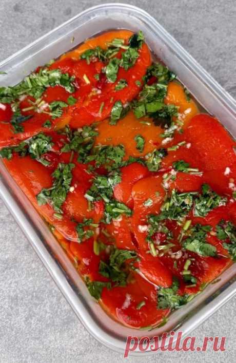 Маринованные запечённые перцы: вкус, польза и секреты хранения
Ингредиенты:
12 сладких сочных перцев Для маринада:
150 мл растительного масла
сок ½ лимона
3 зубчика чеснока
острый перец (по вкусу)
1 ч. л. соли
1 ст. л. сахара (без горки)
свежая зелень