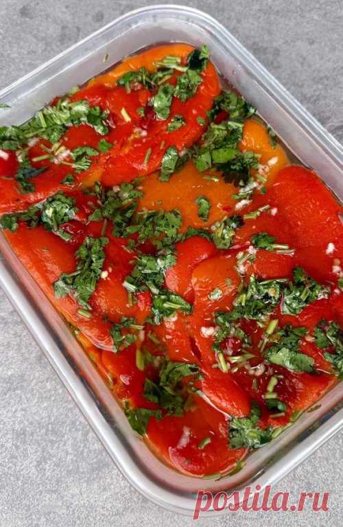 Маринованные запечённые перцы: вкус, польза и секреты хранения
Ингредиенты:
12 сладких сочных перцев Для маринада:
150 мл растительного масла
сок ½ лимона
3 зубчика чеснока
острый перец (по вкусу)
1 ч. л. соли
1 ст. л. сахара (без горки)
свежая зелень