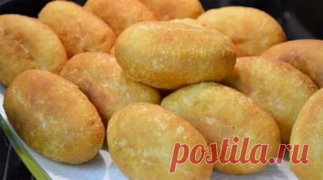 Как приготовить универсальное восхитительное тесто для жареных пирожков и беляшей

Нежное, мягкое, воздушное тесто, которое подойдет и для жареных пирожков, и для беляшей, легко приготовить с помощью данного рецепта!

Ингредиенты для дрожжевой болтушки:

сахар — 1 ч.л.
вода — 50 мл
сухие дрожжи — 1 ч.л. (5 г)
Для теста:

молоко/вода/кефир — 250 мл
желток — 2 шт
сахар — 2 ч.л.
соль — 1/2 ч.л.
мука — 500 г (может понадобиться чуть больше или меньше)
растительное масло — 2 ст...