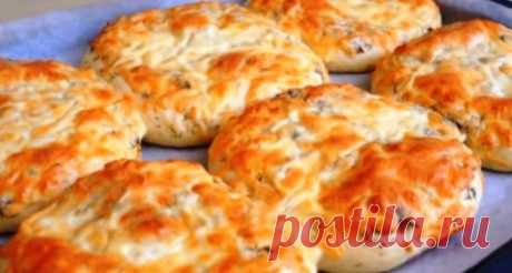 Мы подсели на эти лепешки. Готовлю чуть ли не каждый день, вместо надоевших пирожков Это рецепт для тех, кто любит мягкую и пышную выпечку, но не любит стоять долго на кухне. Или для тех, у кого просто нет времени на долгие «игры» с тестом. Такие булочки с чесночным вкусом и ароматом – то, что пригодится к обеду или ужину.