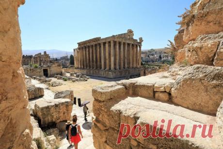 Древний город Баальбек в Ливане. Достопримечательность расположена в ливанской провинции Бекаа, в 80 км к северо-востоку от Бейрута.