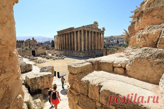 Древний город Баальбек в Ливане. Достопримечательность расположена в ливанской провинции Бекаа, в 80 км к северо-востоку от Бейрута.