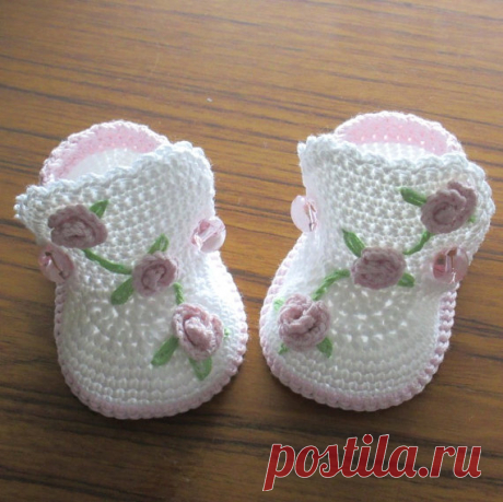 Crochet baby boots,Crochet baby shoes,Crochet booties,Crochet roses These cute little boots will be a great addition to any baby girl wardrobe. Made with a blend cotton&acrylic yarn. Decorated with tiny crochet roses and embroidered leaves.  Please note these booties are Made to Order. Please indicate the size required in the message to seller when purchasing. If a size is not indicated, size 3 months will be shipped.  preemie - 2.5 (6.5 cm) 0 months - 3 (7.5 cm) 3 months ...